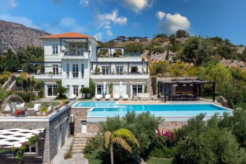 Luxury villa on the Mediterranean coast in Creta