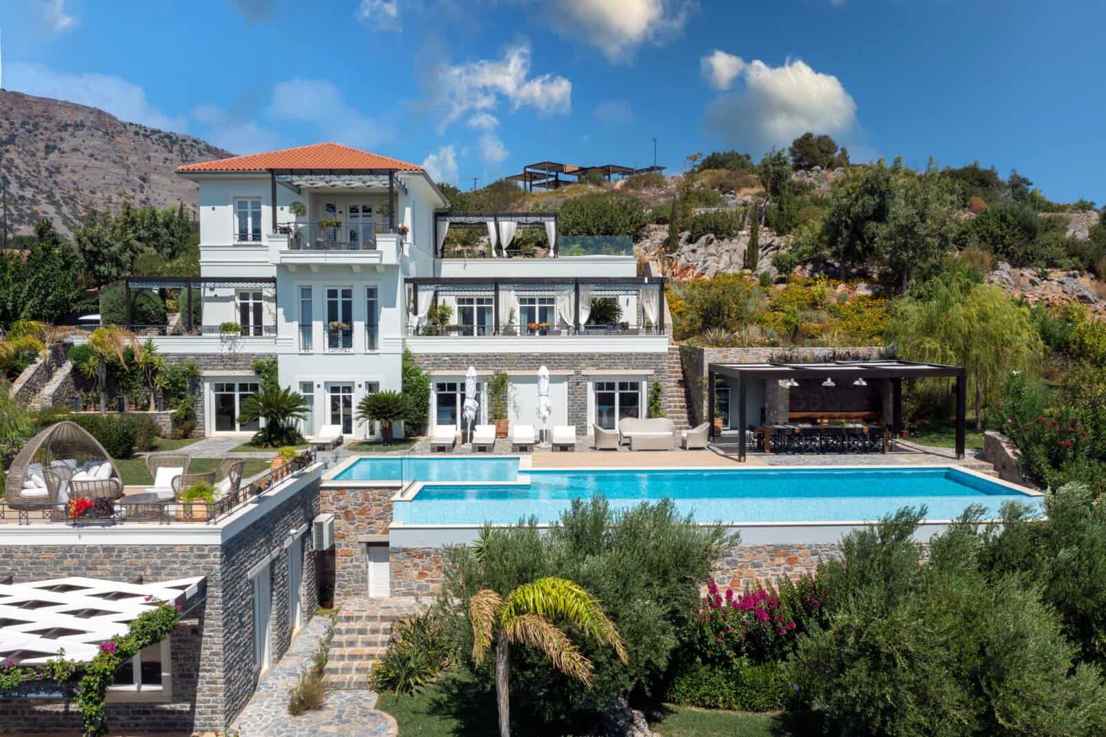 Luxury villa on the Mediterranean coast in Creta