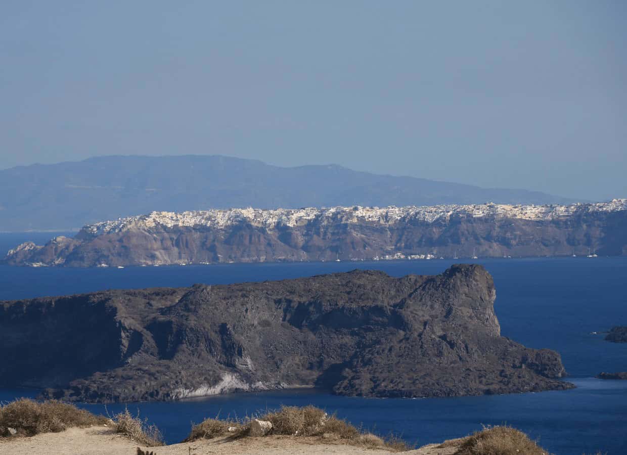 PLOT WITH TECHNICAL REPORT AND BUILDING PERMIT FOR SALE IN SANTORINI