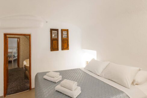 VILLA FOR SALE IN SANTORINI11