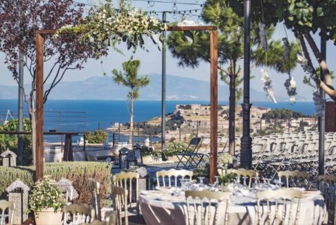 εξωτερικός χώρος με θέα το αιγαίο πέλαγος και το κάστρο Μυτιλήνης