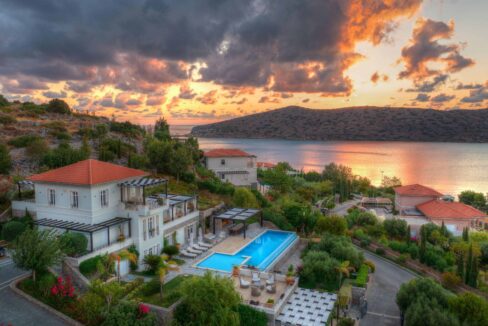 Luxury villa on the Mediterranean coast in Creta 8