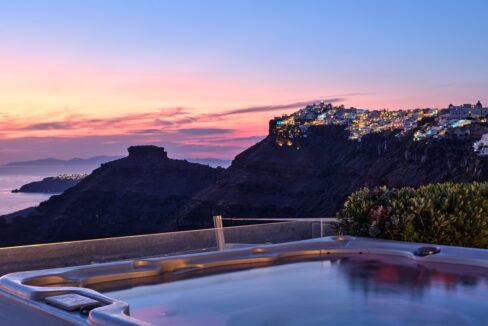 Villa with amazing views in Santorini 13