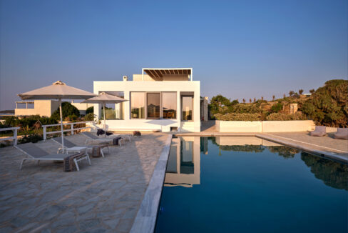 300 m² Luxurious Seaside Retreat in Paros