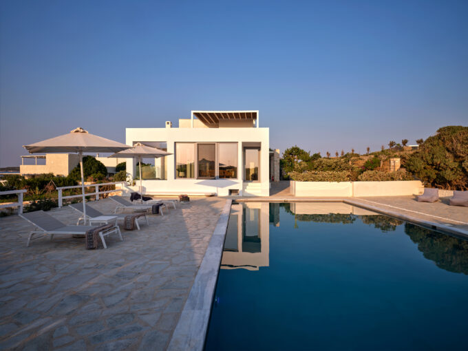 300 m² Luxurious Seaside Retreat in Paros