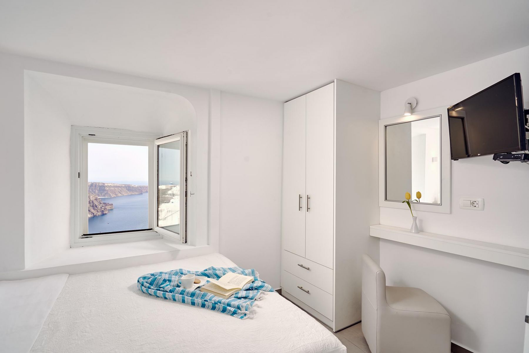House with Private Terrace and Caldera View – Santorini12