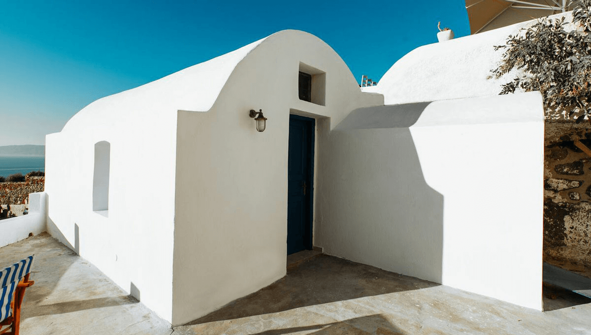 SMALL DETACHED HOUSE WITH MAGICAL SUNSET FOR SALE IN OIA, SANTORINI, GREECE