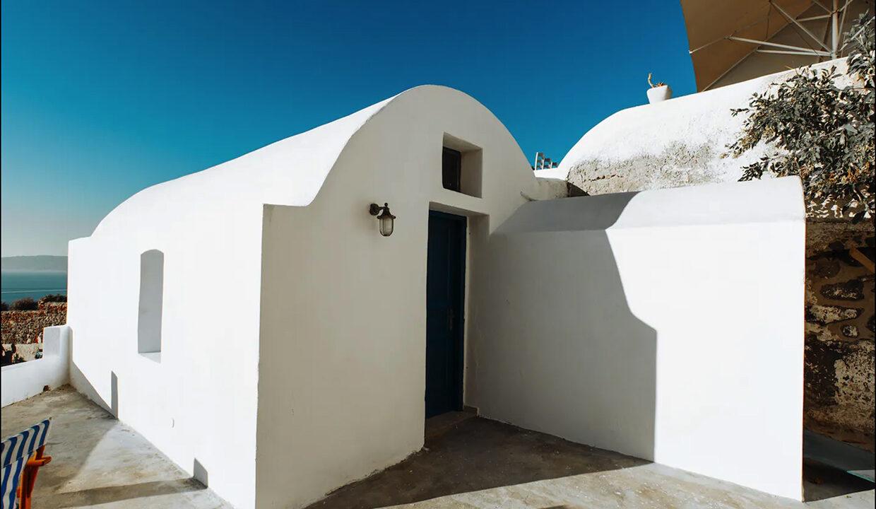 SMALL DETACHED HOUSE WITH MAGICAL SUNSET FOR SALE IN OIA, SANTORINI, GREECE 1