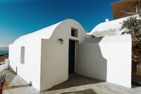 SMALL DETACHED HOUSE WITH MAGICAL SUNSET FOR SALE IN OIA, SANTORINI, GREECE 1