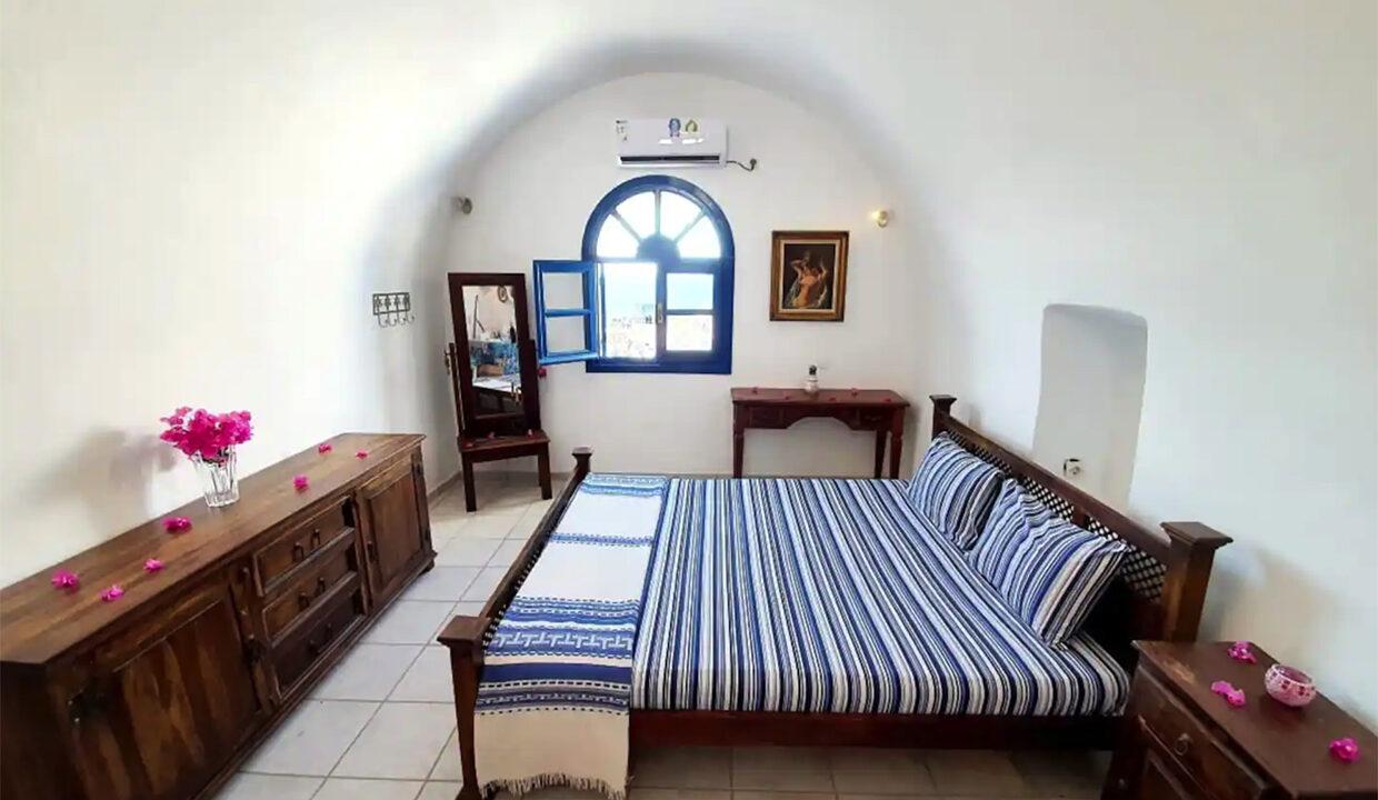 SMALL DETACHED HOUSE WITH MAGICAL SUNSET FOR SALE IN OIA, SANTORINI, GREECE 3