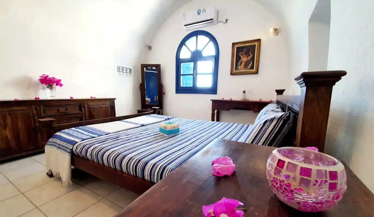 SMALL DETACHED HOUSE WITH MAGICAL SUNSET FOR SALE IN OIA, SANTORINI, GREECE 4