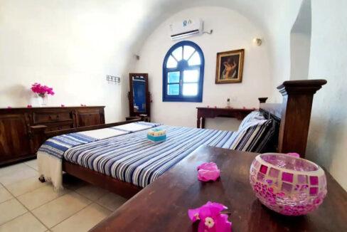 SMALL DETACHED HOUSE WITH MAGICAL SUNSET FOR SALE IN OIA, SANTORINI, GREECE 4