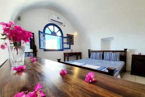 SMALL DETACHED HOUSE WITH MAGICAL SUNSET FOR SALE IN OIA, SANTORINI, GREECE 5