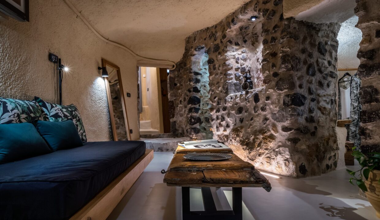 cave-house-for-sale-in-santorini-greece 11