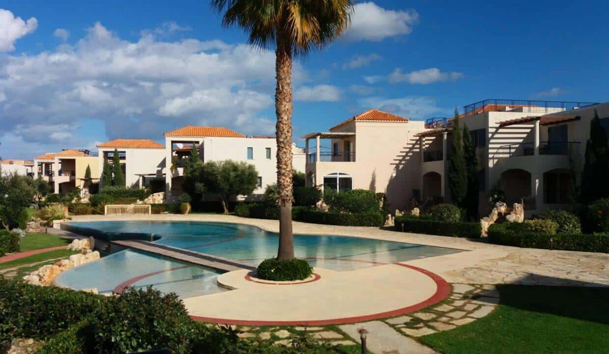 detached-house-next-to-the-beach-for-sale-in-chania-1