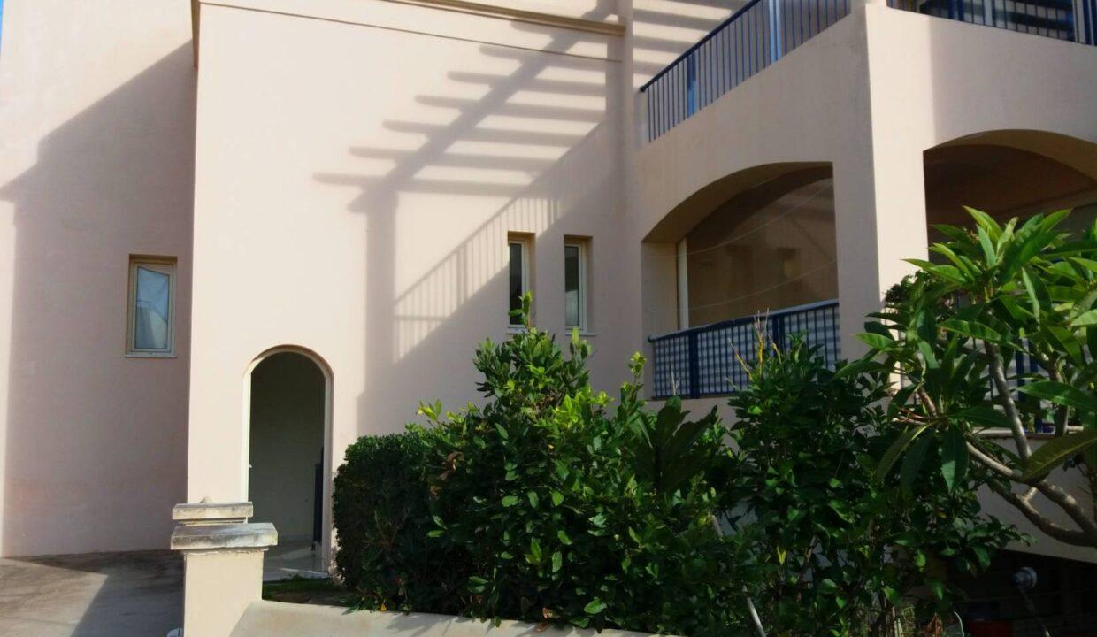 detached-house-next-to-the-beach-for-sale-in-chania-2