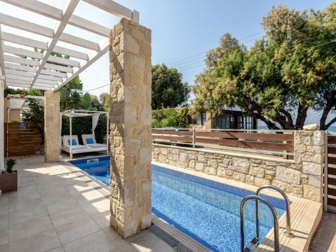 BEAUTIFUL SEASIDE VILLA WITH PRIVATE POOL FOR SALE IN CHANIA