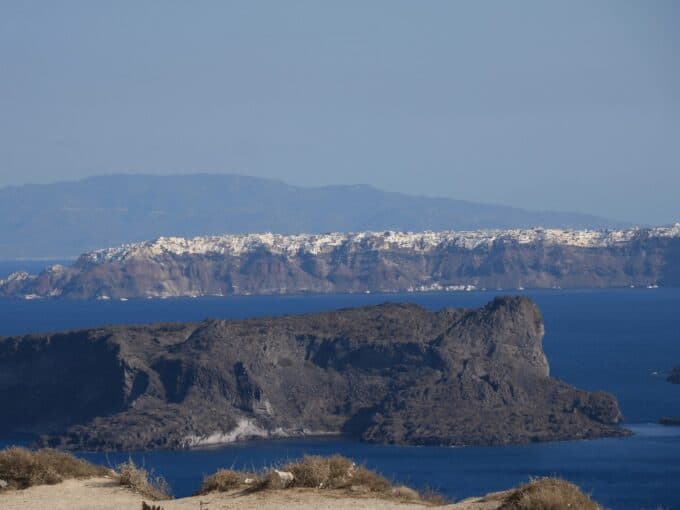 PLOT WITH TECHNICAL REPORT AND BUILDING PERMIT FOR SALE IN SANTORINI