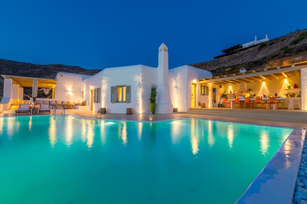 8 Bedroom Villa for sale in Mykonos01