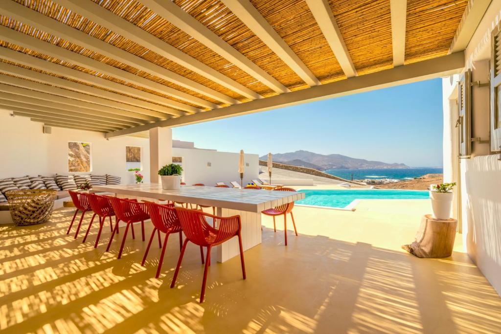 8 Bedroom Villa for sale in Mykonos06