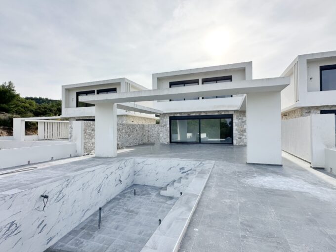 COMPLEX WITH 3 VILLAS IN HANIOTI