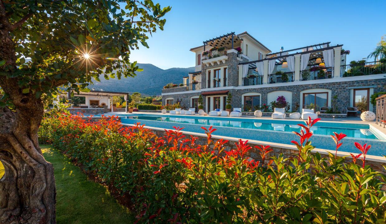 Luxurious 5-bedroom Villa for sale in Crete 1