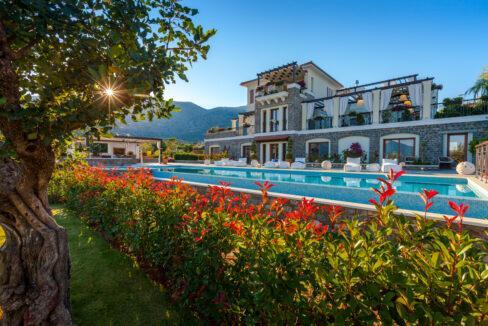 Luxurious 5-bedroom Villa for sale in Crete 1