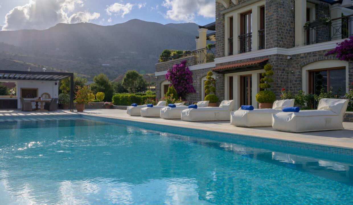 Luxurious 5-bedroom Villa for sale in Crete 7