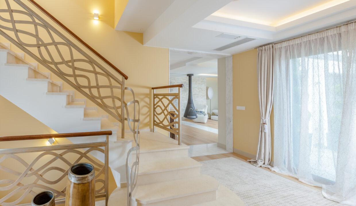 Luxurious 5-bedroom Villa for sale in Crete Master bedroom 12