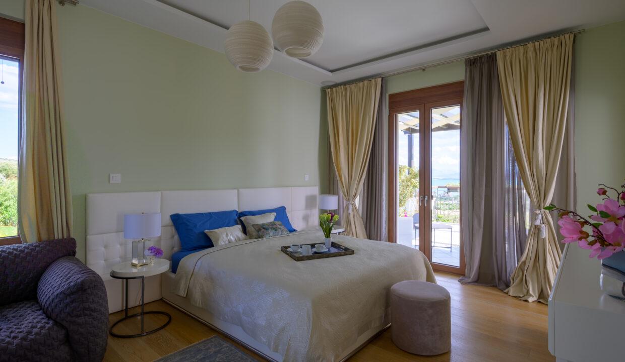 Luxurious 5-bedroom Villa for sale in Crete Master bedroom