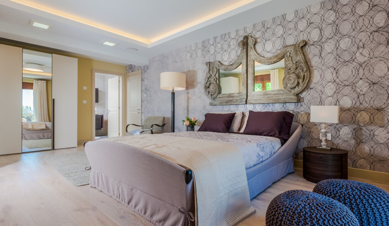 Luxurious 5-bedroom Villa for sale in Crete Master bedroom 18