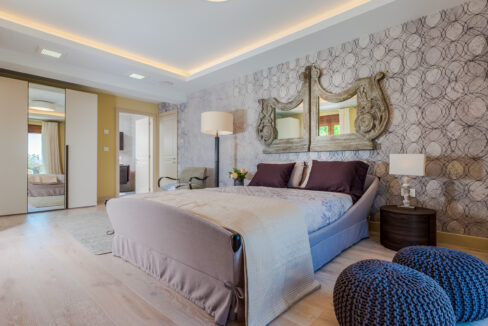 Luxurious 5-bedroom Villa for sale in Crete Master bedroom 18