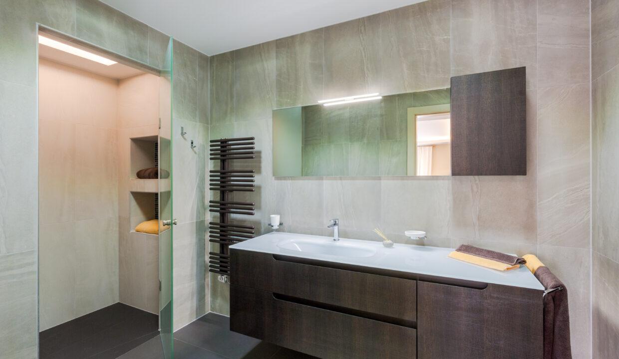 Luxurious 5-bedroom Villa for sale in Crete Master bedroom pool level bathroom