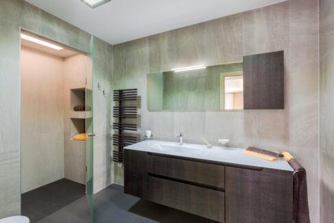 Luxurious 5-bedroom Villa for sale in Crete Master bedroom pool level bathroom