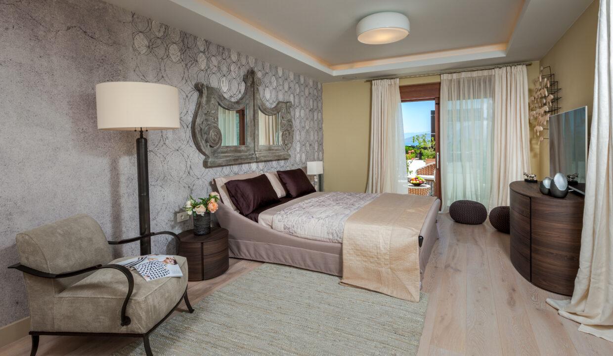 Luxurious 5-bedroom Villa for sale in Crete Master bedroom pool level, bedroom 1