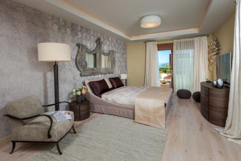 Luxurious 5-bedroom Villa for sale in Crete Master bedroom pool level, bedroom 1