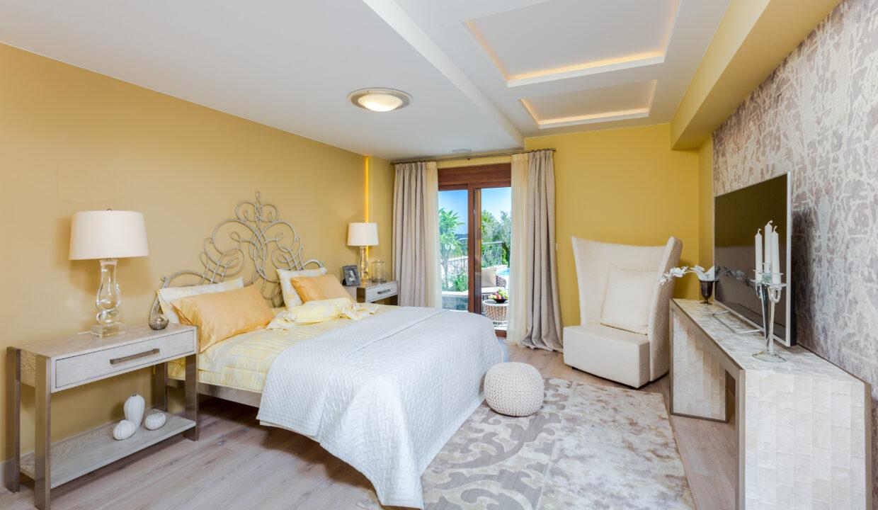 Luxurious 5-bedroom Villa for sale in Crete Master bedroom pool level, bedroom 2