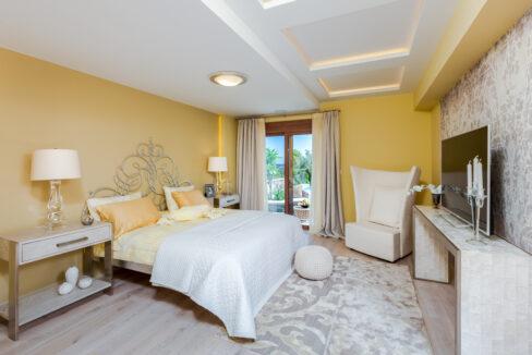 Luxurious 5-bedroom Villa for sale in Crete Master bedroom pool level, bedroom 2