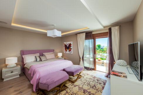 Luxurious 5-bedroom Villa for sale in Crete Master bedroom pool level, bedroom 3