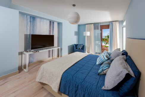 Luxurious 5-bedroom Villa for sale in Crete Master bedroom pool level, bedroom 4