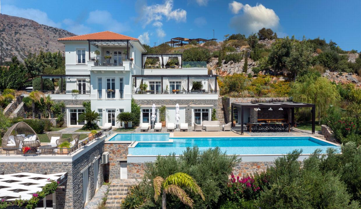 Luxury villa on the Mediterranean coast in Creta 1