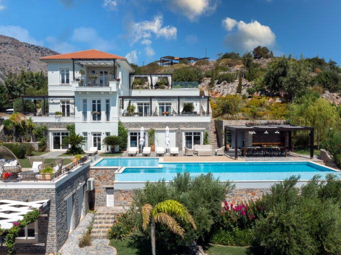 Luxury villa on the Mediterranean coast in Creta