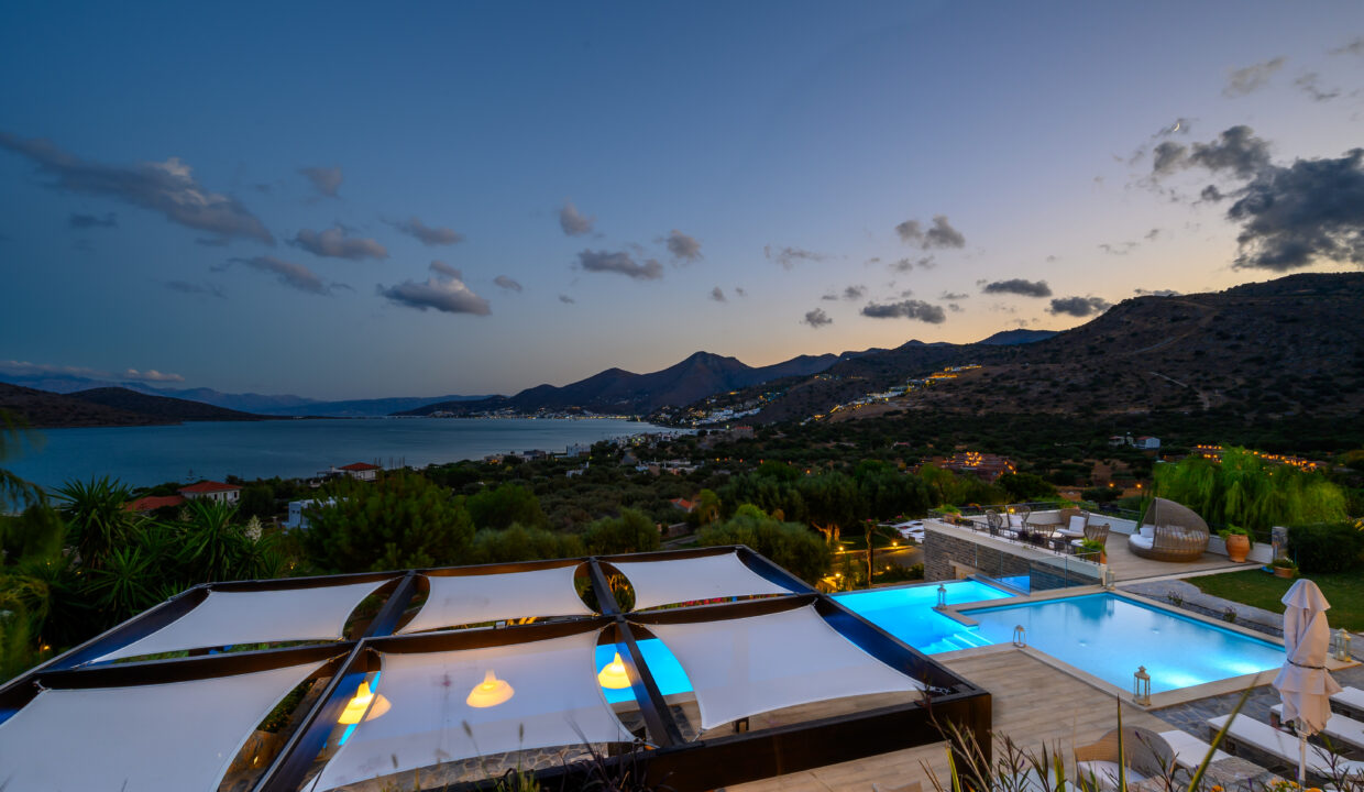 Luxury villa on the Mediterranean coast in Creta 12