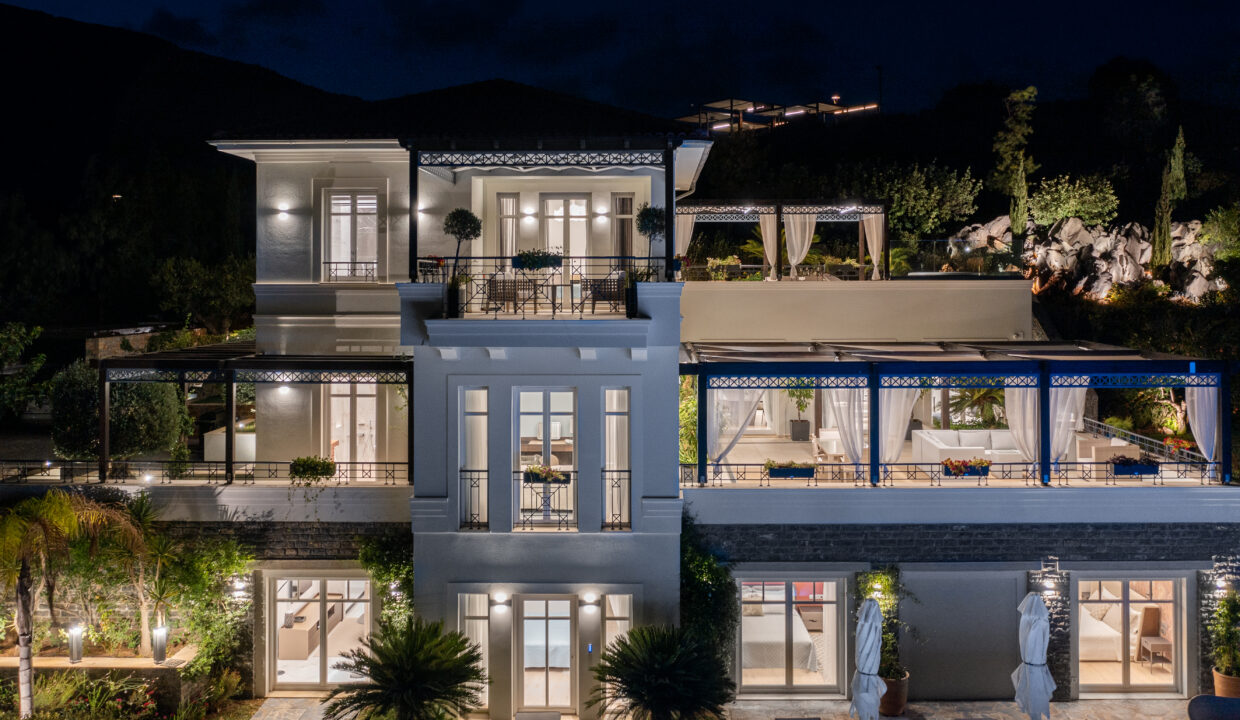 Luxury villa on the Mediterranean coast in Creta 14