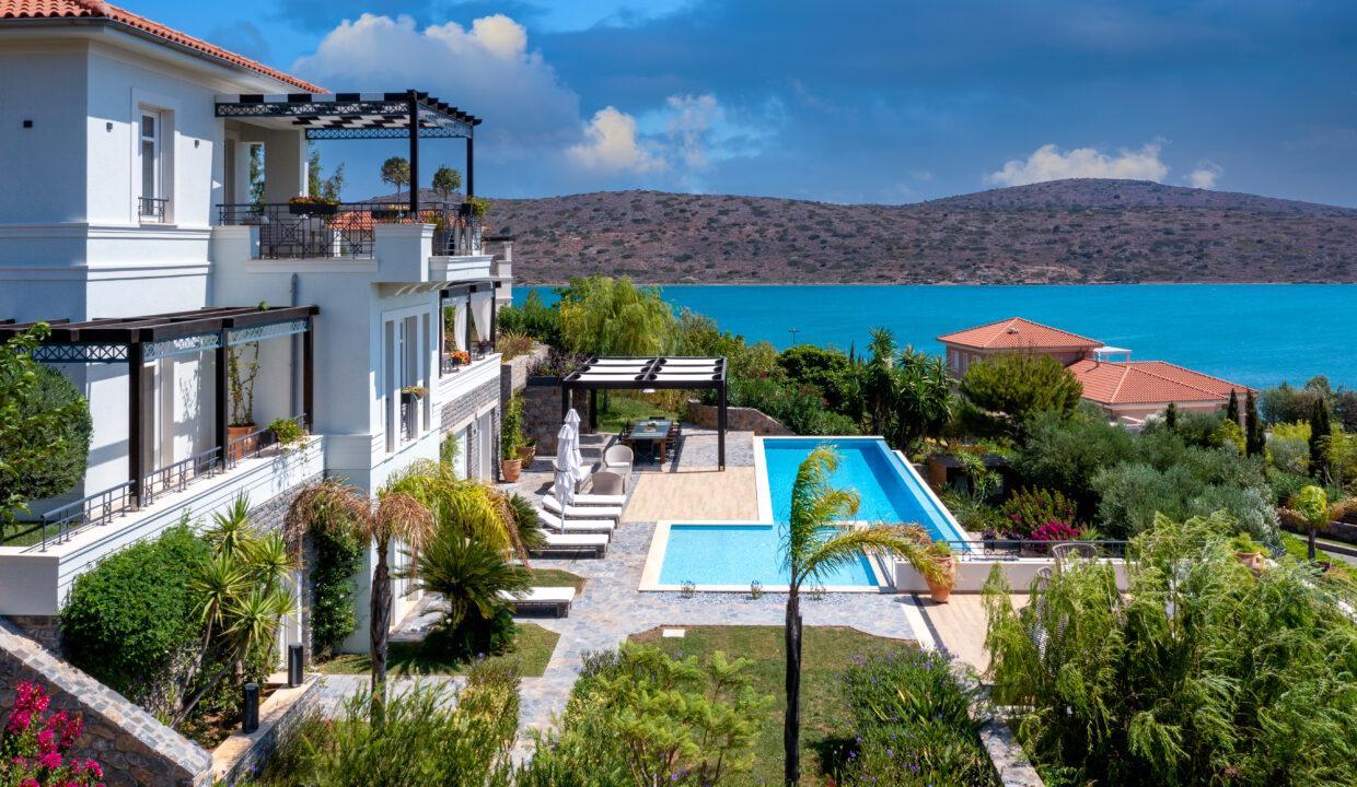 Luxury villa on the Mediterranean coast in Creta 2