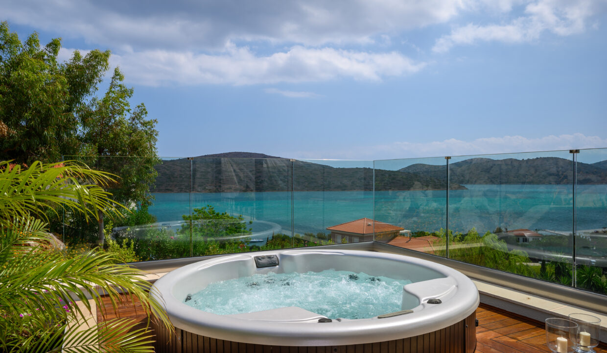 Luxury villa on the Mediterranean coast in Creta 33