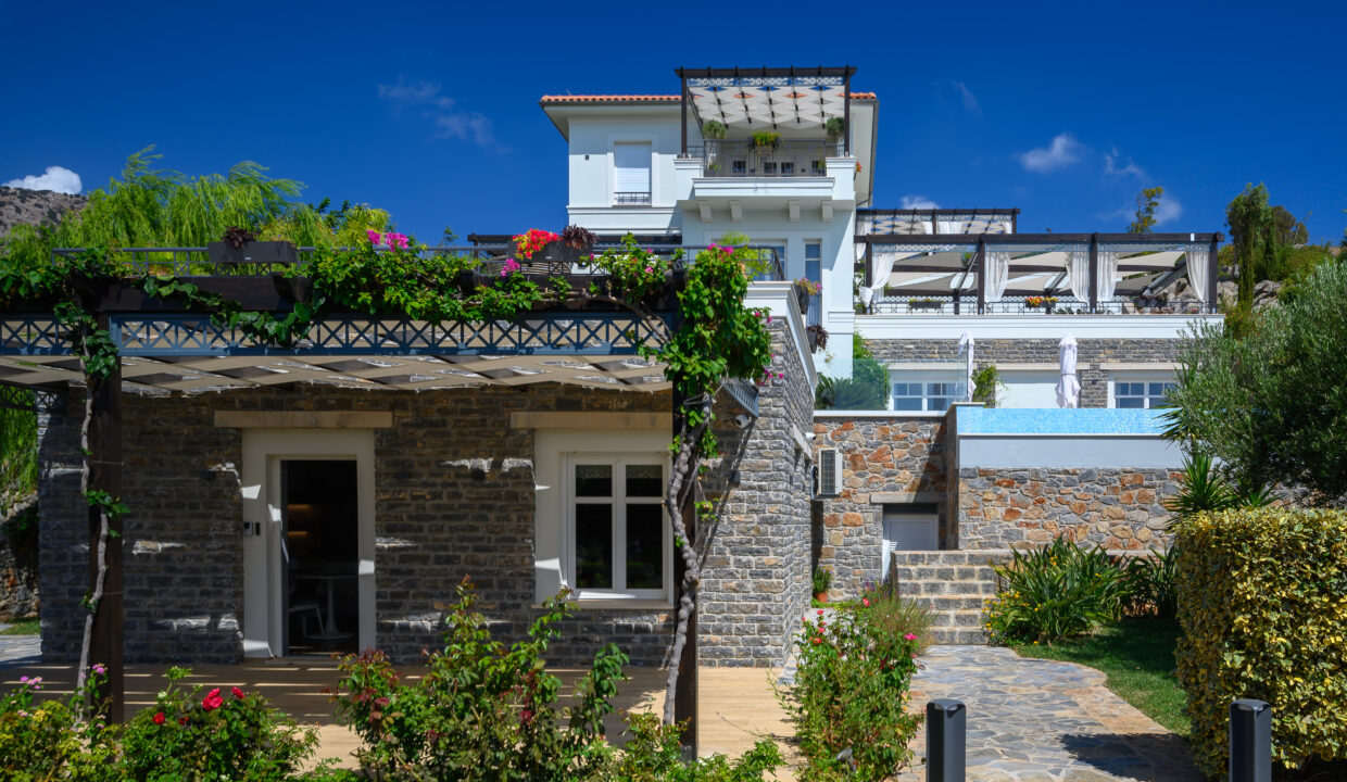 Luxury villa on the Mediterranean coast in Creta 6
