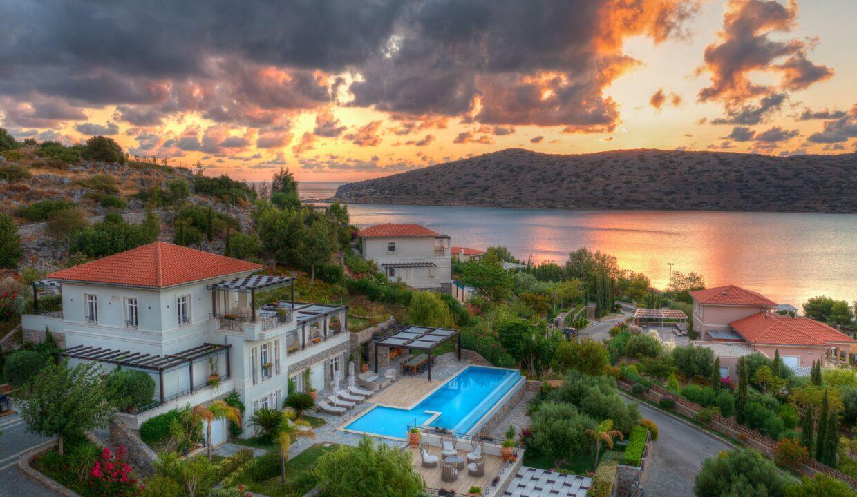 Luxury villa on the Mediterranean coast in Creta 8