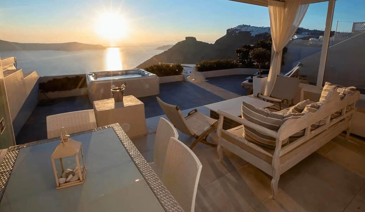 Villa with amazing Views in Santorini, Greece (2)