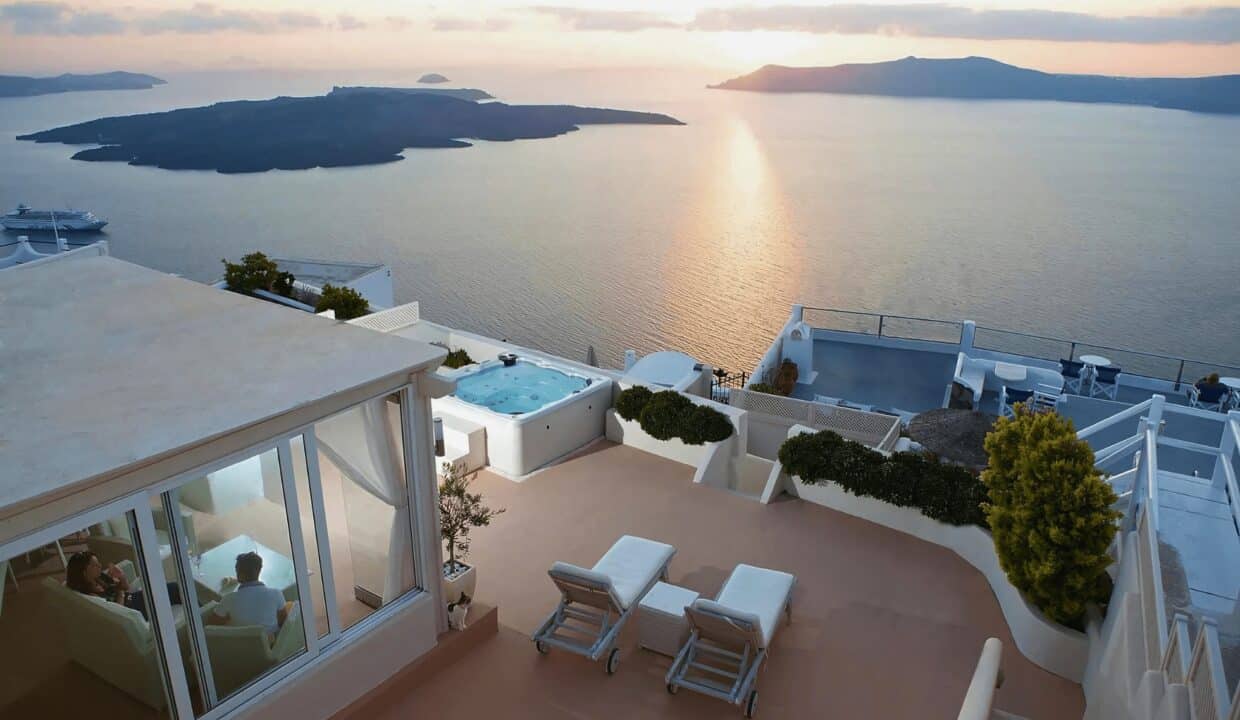 Villa with amazing Views in Santorini, Greece (3)